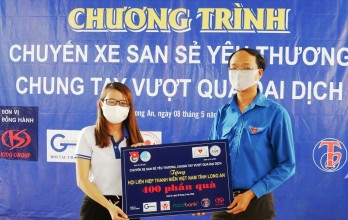 “Chuyến xe yêu thương” tặng 400 phần quà cho người dân huyện Tân Thạnh