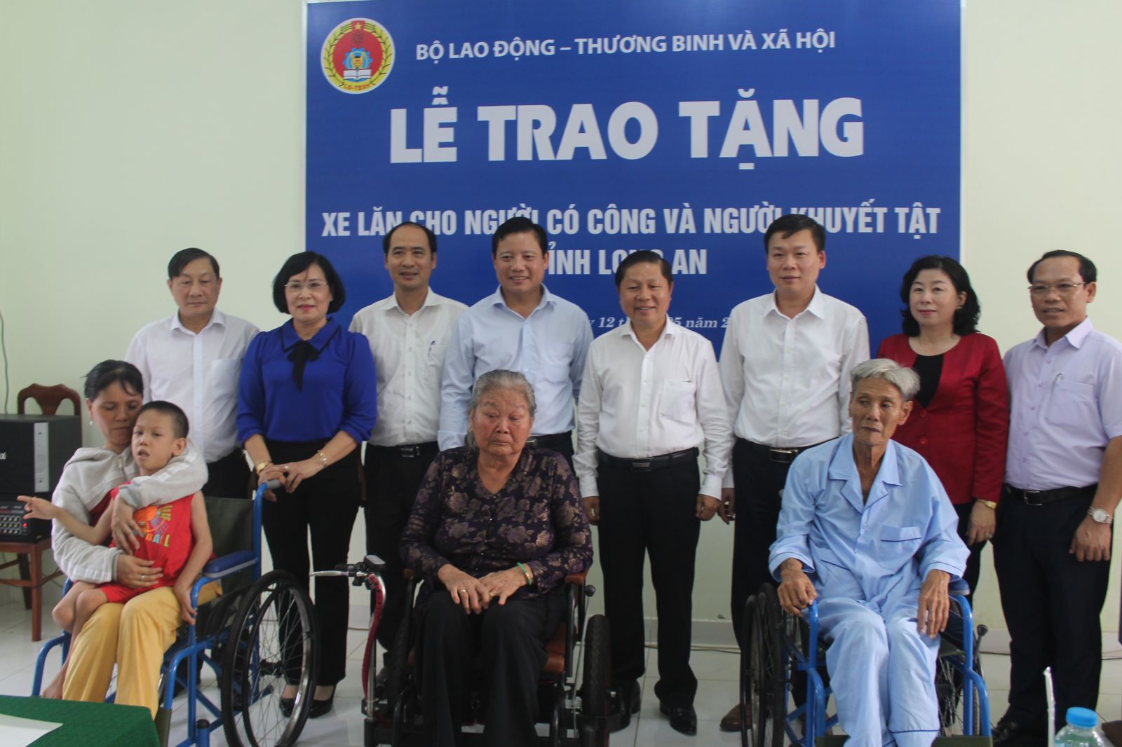 The delegation presents wheelchairs to disabled people and people with meritorious services in Long An