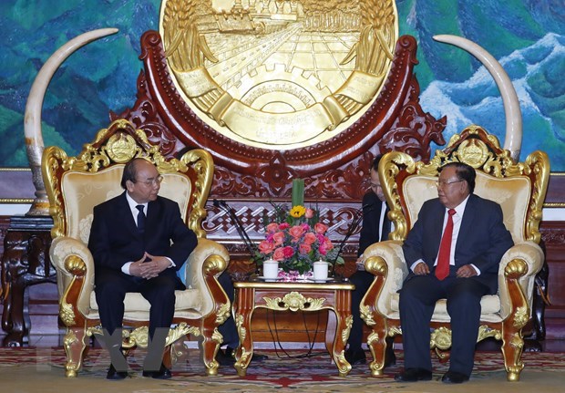 PM Nguyen Xuan Phuc pays a courtesy visit to Lao Party General Secretary and President Bounnhang Vorachith (Source: VNA)