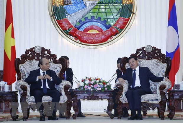 PM Nguyen Xuan Phuc meets with his Lao counterpart Thongloun Sisoulith (Source: VNA)