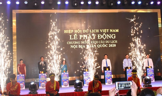 A programme to boost domestic travel demand until the end of 2020 is launched by Vietnam Airlines and the Vietnam Tourism Association on May 16. (Photo: Lao Dong)