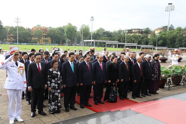 Party and State leaders pay tribute to President Ho Chi Minh at the late leader's mausoleum on May 18 (Photo: VNA)