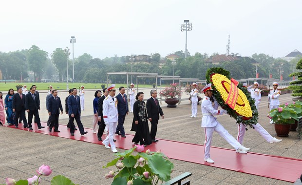 The delegation of Party and State leaders and parliamentarians pay tribute to late President Ho Chi Minh on May 19 (Photo: VNA)