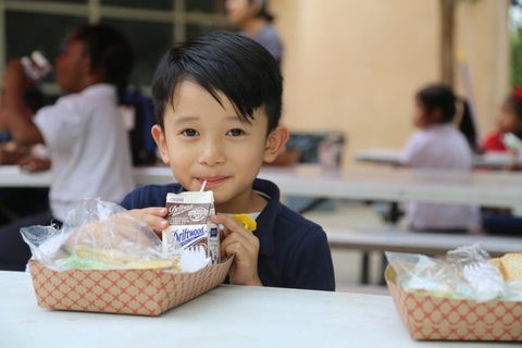 A boy is enjoying Vinamilk fresh milk in Los Angeles. (Photo courtesy of the company)