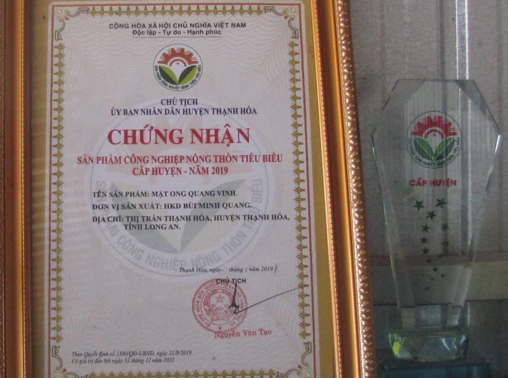 Quang Vinh honey products are granted certificates of typical rural industrial products by the People's Committee of Thanh Hoa district