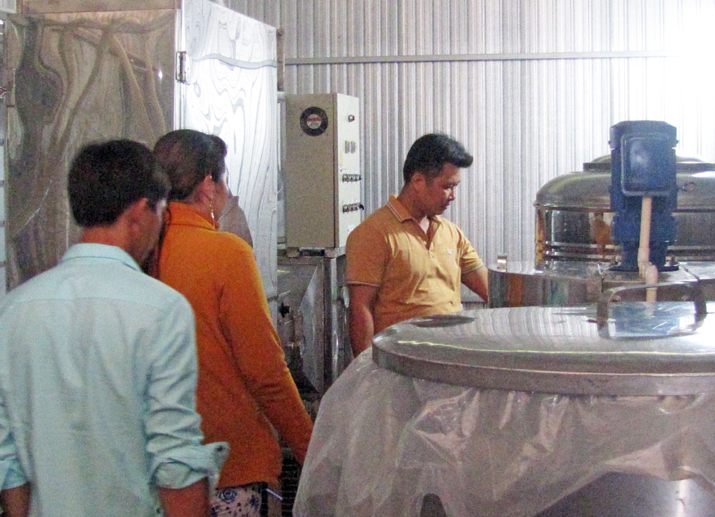 Mr. Quang (R) introduces to customers the hydrolysis machine