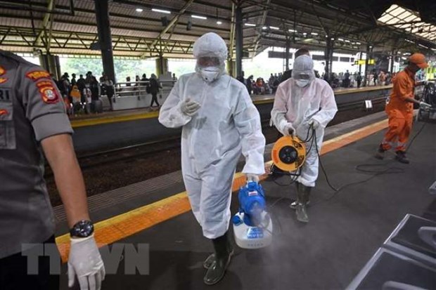 Spraying disinfectant to prevent the spread of COVID-19 in Jakarta (Photo: AFP/VNA)