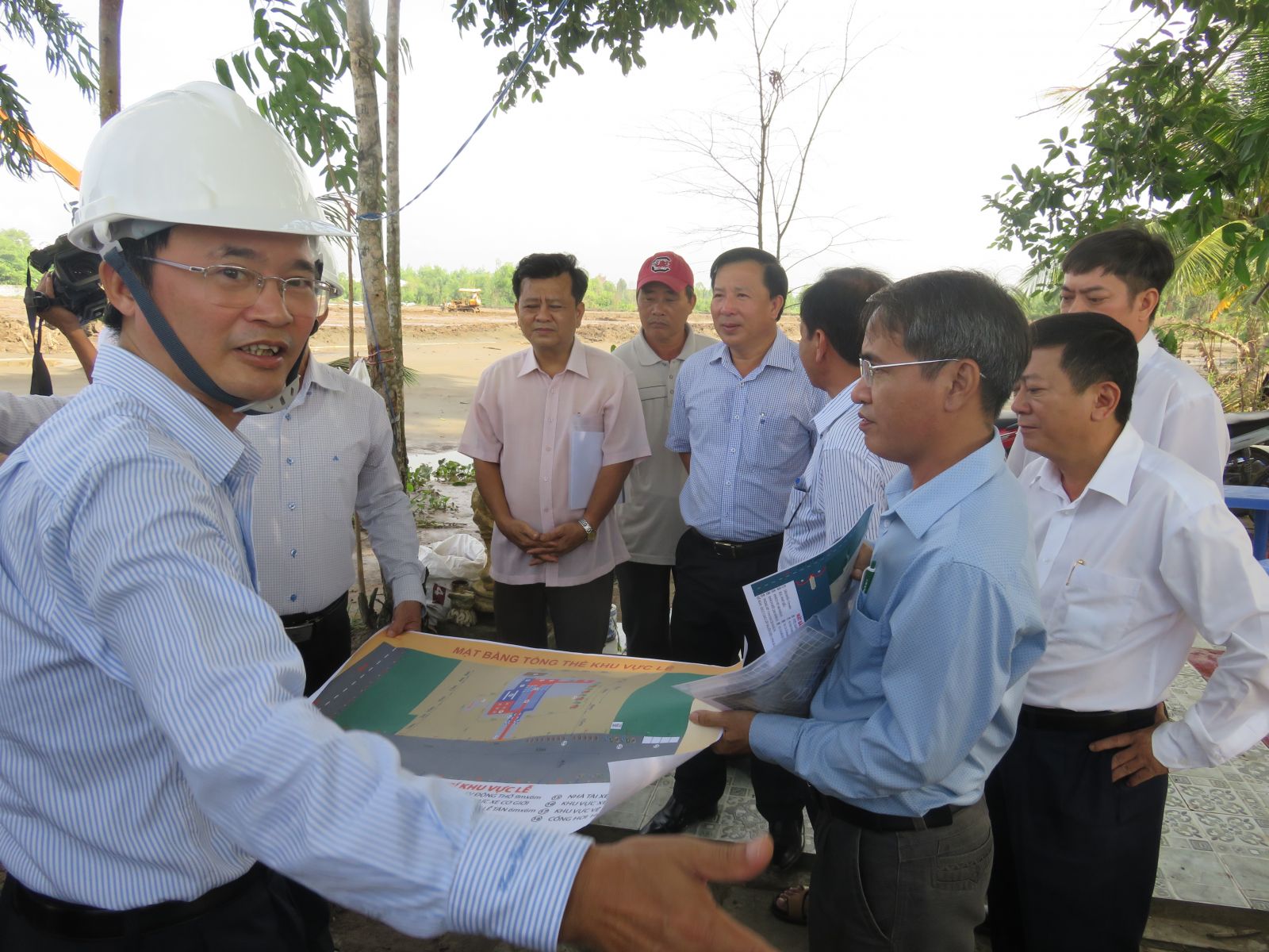 Leaders of the province, some departments, sectors and investors survey the progress of Huu Thanh IP infrastructure construction 