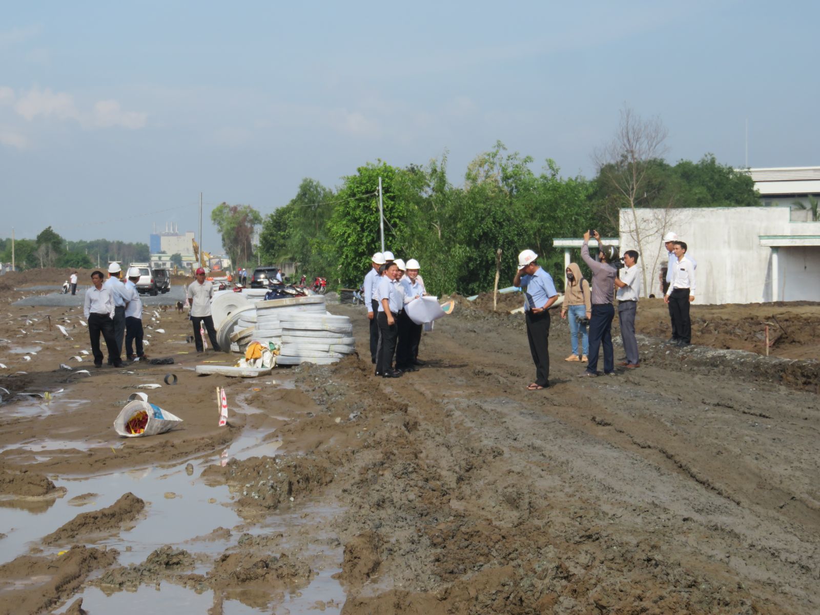 Delegation surveys at the Huu Thanh IP site