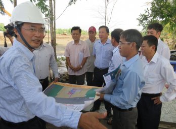 Long An leaders surveys progress of Huu Thanh Industrial Park infrastructure construction