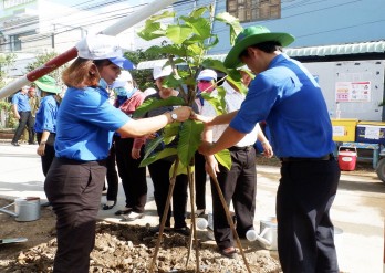 Long An: Thanh niên ra quân trồng cây nhớ Bác, hưởng ứng Ngày Môi trường thế giới 2020