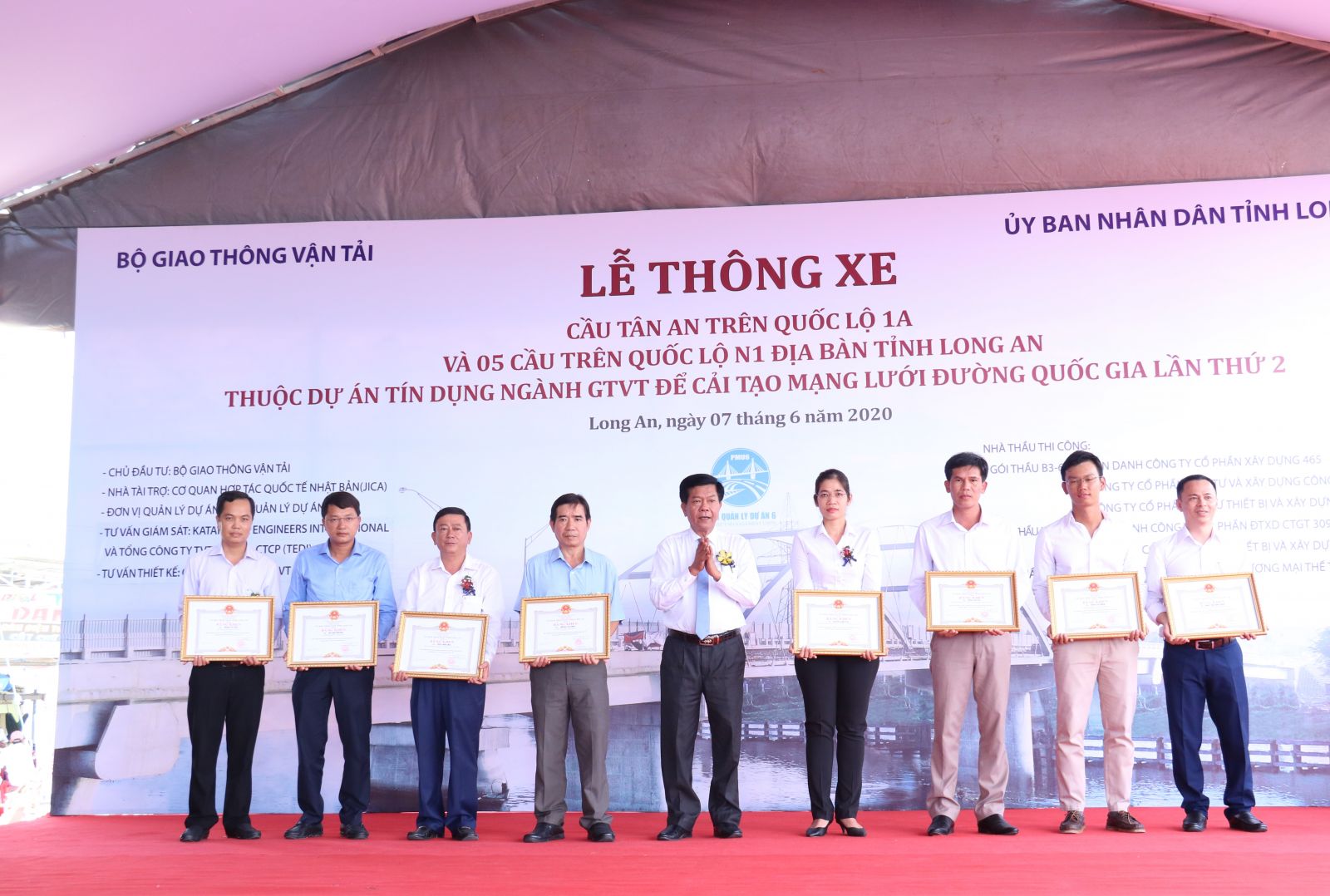 Chairman of the Provincial People's Committee - Tran Van Can awards certificates of merit to collectives and individuals who have made achievements and contributed positively to the completion of the project.