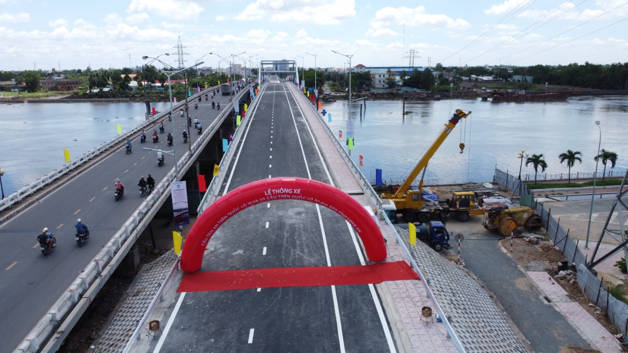 Tan An Bridge was officially opened to traffic on June 7