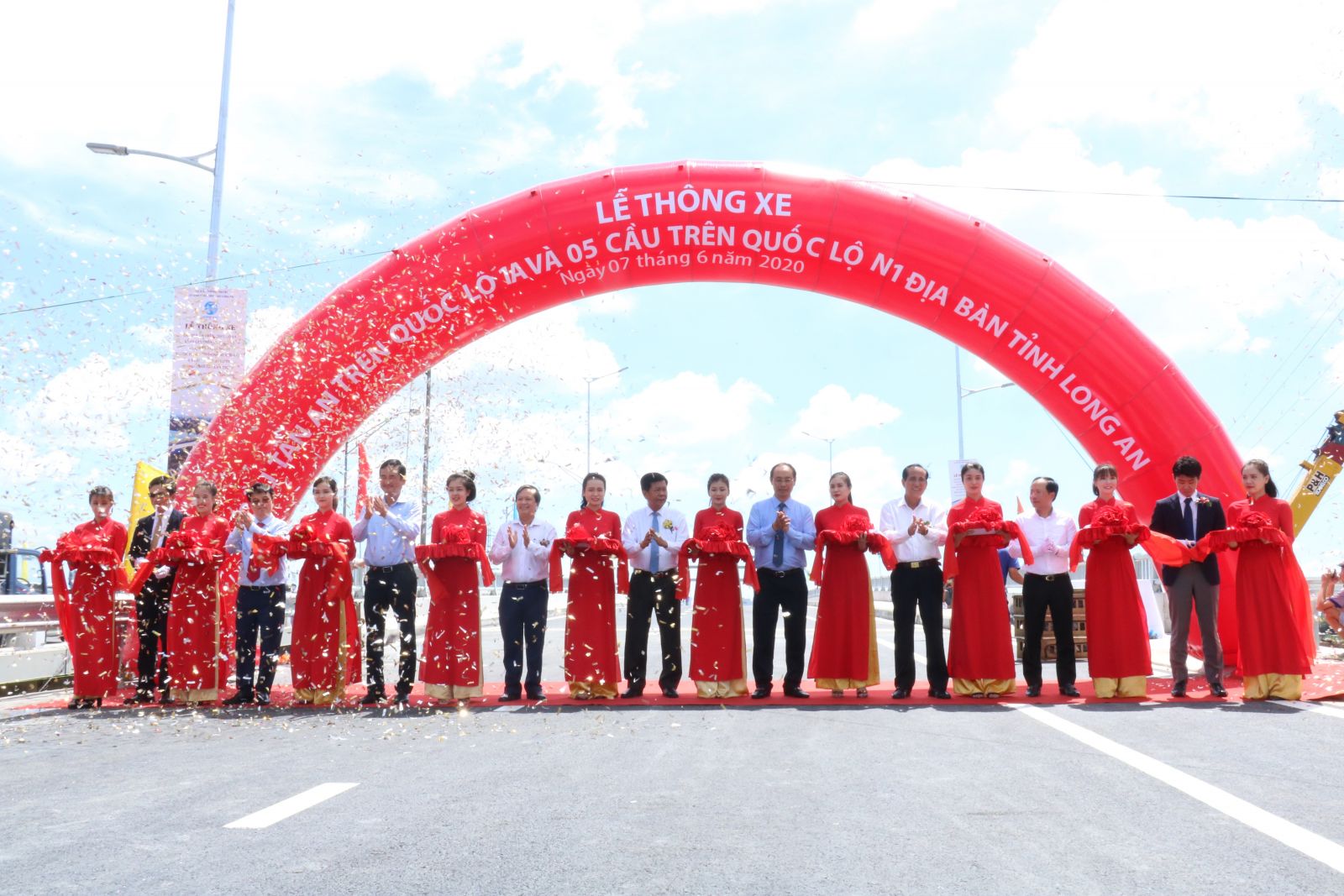 Delegates cut the red ribbon at the traffic ceremony 