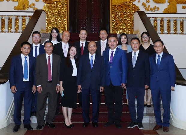 Prime Minister Nguyen Xuan Phuc (front, centre) and leaders of some Chinese businesses at their meeting on June 12 (Photo: VNA)