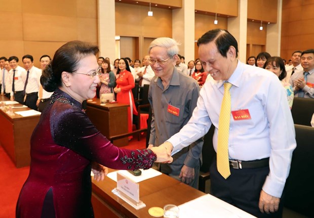 National Assembly Chairwoman Nguyen Thi Kim Ngan (L) greets journalists at the meeting in Hanoi on June 21 (Photo: VNA)