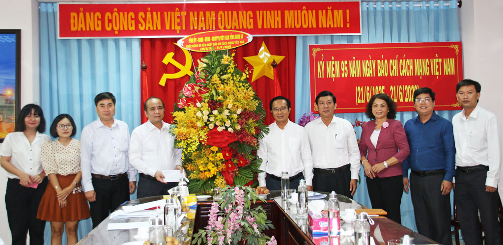 Permanent Deputy Secretary of the Provincial Party Committee - Nguyen Van Duoc congratulated Long An Newspaper on June 21