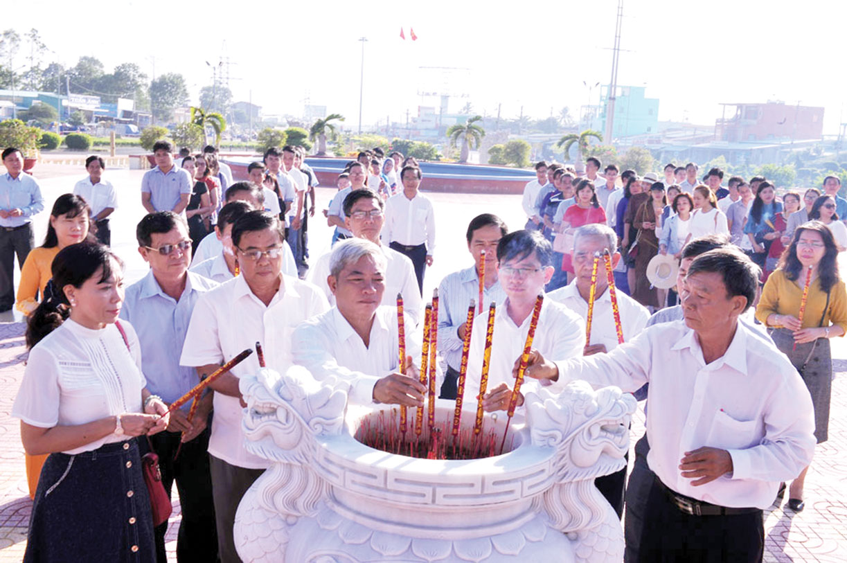 Những  người làm báo dự họp mặt tham quan  các khu di tích lịch sử