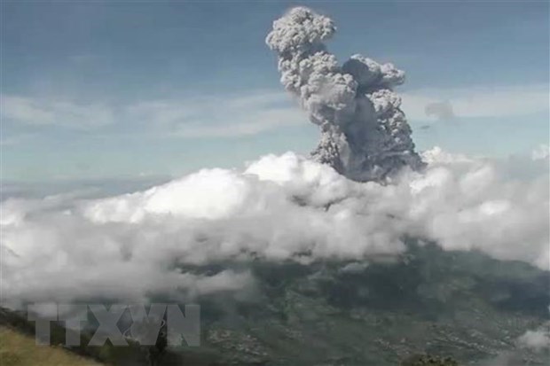 Mount Merapi volcano erupts again, spewing a column of ash by up to 6 km high (Source: AFP/VNA)