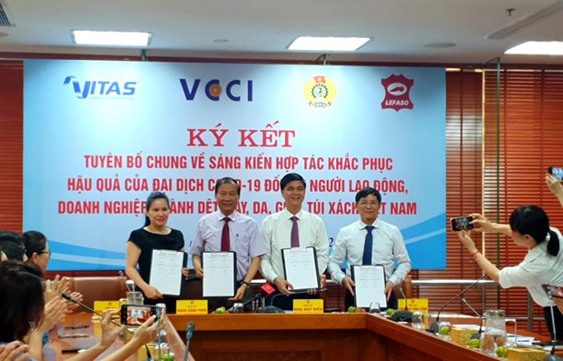 Representatives of the signatories show the joint statement at the signing ceremony on June 22 (Photo: VNA)