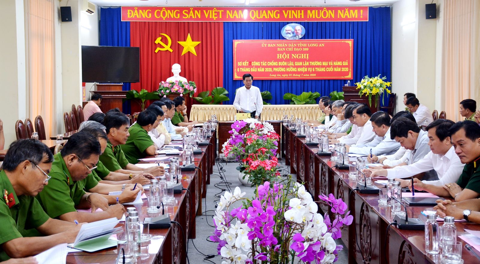 Chairman of Provincial People's Committee, Head of Provincial Steering Committee 389 - Tran Van Can chairs the conference