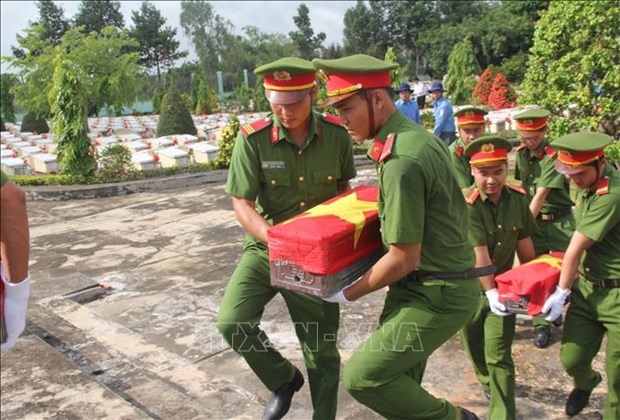 Remains of martyers are reburied at Vinh Hung-Tan Hung martyr cemetery in Vinh Hung district, the Mekong Delta province of Long An. (Photo: VNA)