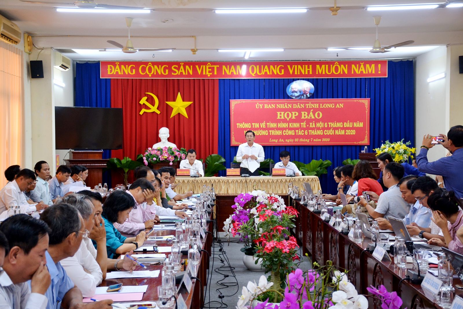 Long An People's Committee held a press conference to inform socio-economic situation in the first 6 months