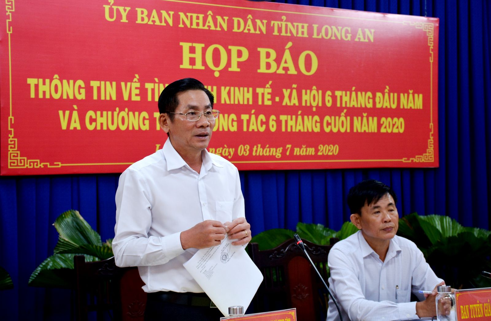 Spokesman of the provincial People's Committee, Chief of the Office of the Delegation of National Assembly, People's Council, People's Committee of Long An province - Nguyen Thanh Vung speaks at the press conference