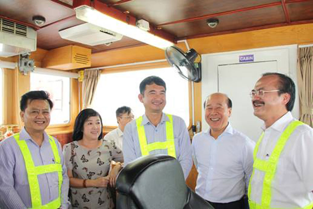 Deputy Minister of Transport - Nguyen Van Cong (2nd, R) highly appreciates the speed of completion, the completely built items and the operation efficiency of Long An IP