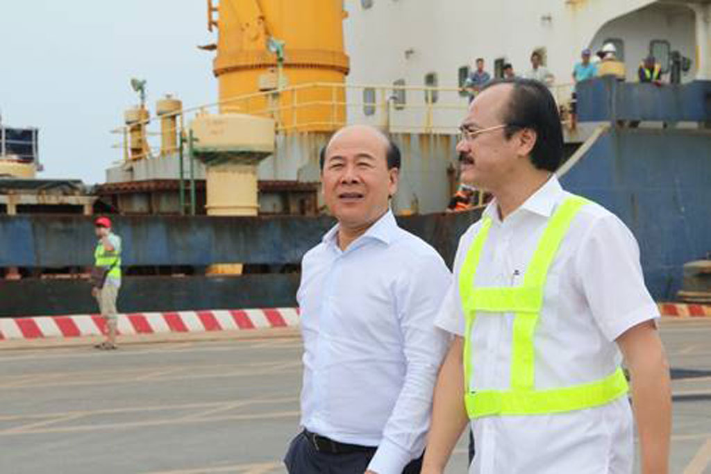 At the meeting, Chairman of the Board of Directors Dong Tam Group - Vo Quoc Thang (R) had many suggestions to the Ministry of Transport (MoT)