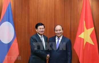 PM Nguyen Xuan Phuc holds talks with Lao counterpart