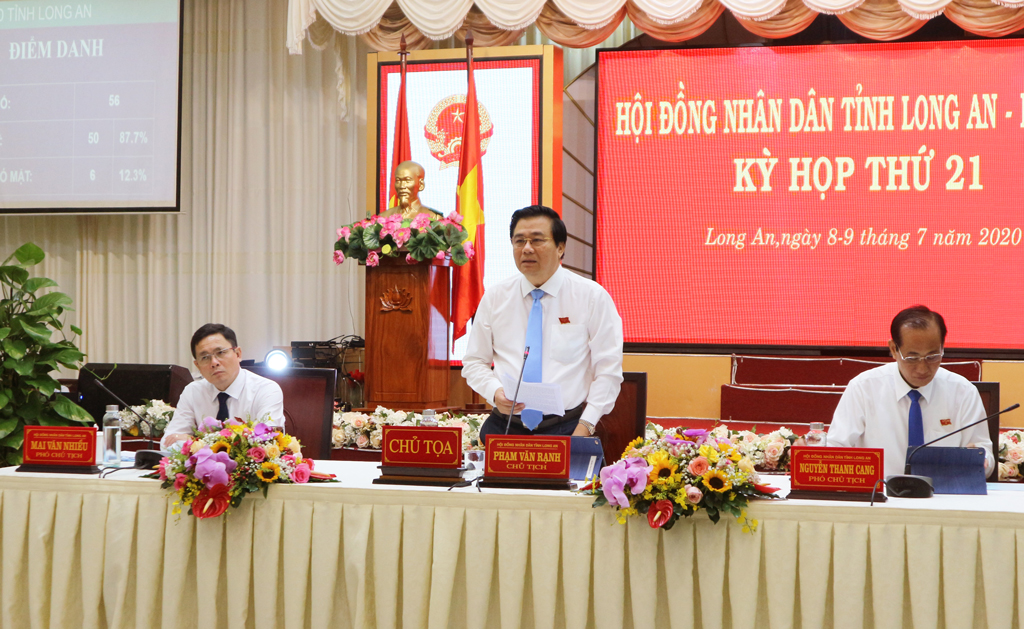 Secretary of the Provincial Party Committee, Chairman of the Provincial People's Council - Pham Van Ranh suggests the discussion in the hall