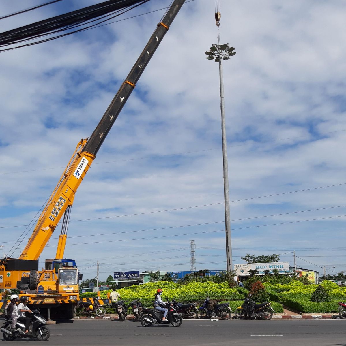 The roundabout of ward 5 is revamped and repaired to celebrate the Provincial Party Congress