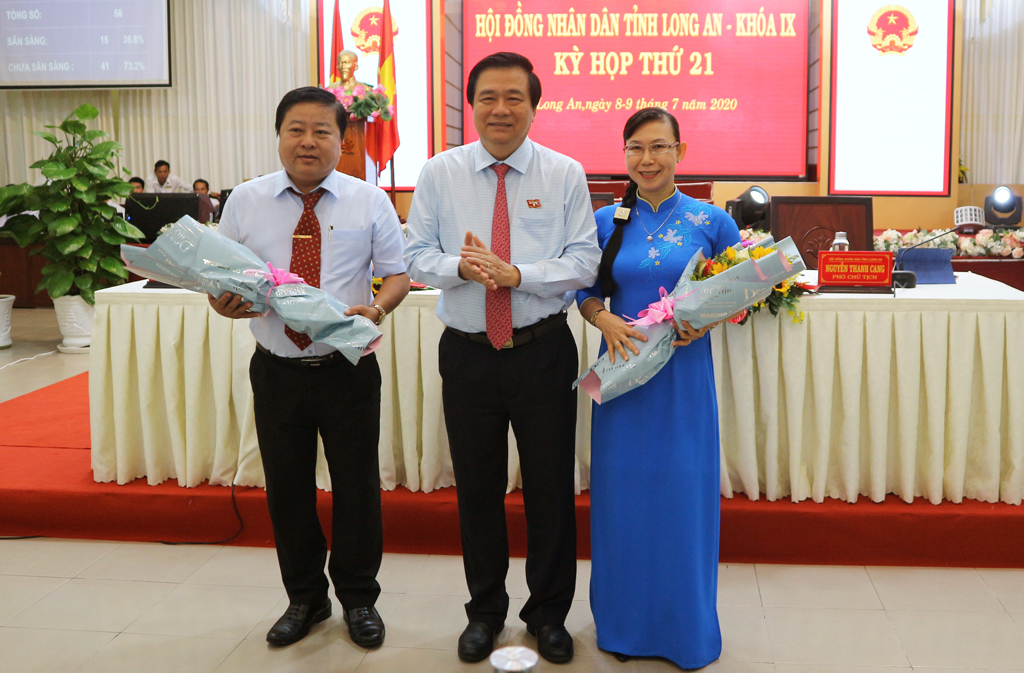 Secretary of the Provincial Party Committee, Chairman of the Provincial People's Council - Pham Van Ranh presents flowers to congratulate 2 newly elected comrades holding the titles of Members of the Provincial People's Committee