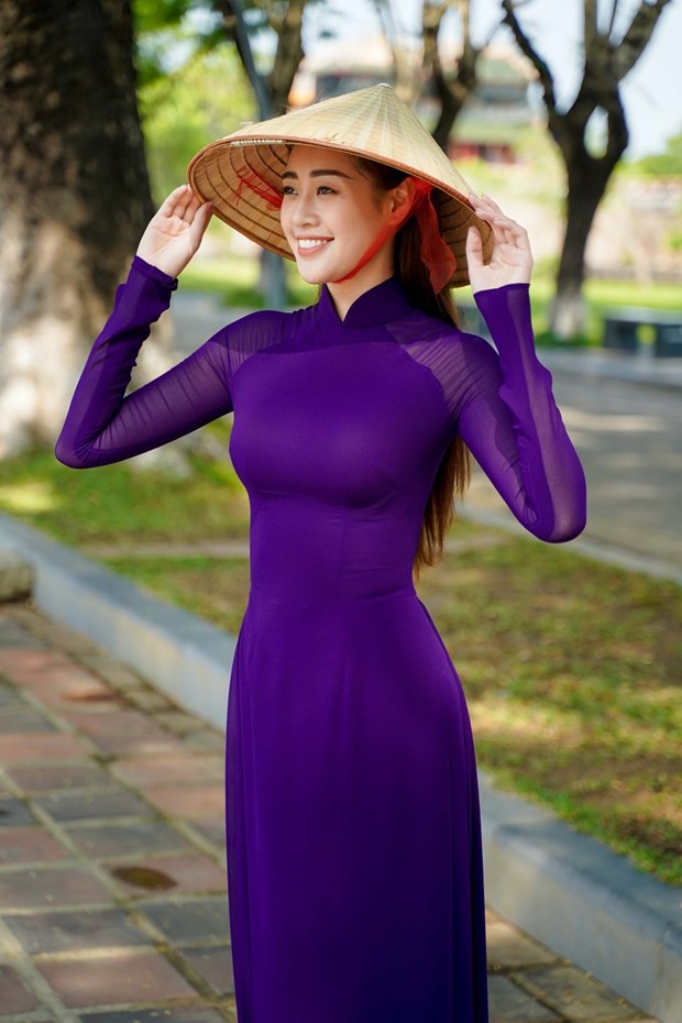 Miss Vietnam Khanh Van in traditional purple "Ao dai Hue" (Source: VNA)