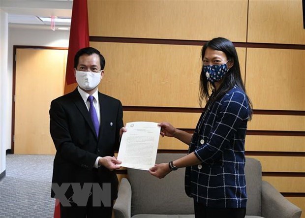 Vietnamese Ambassador to the US Ha Kim Ngoc (L), Senior Director the White House National Security Council Allison Hooker exchange congratulatory letters of Vietnam’s Party General Secretary and President Nguyen Phu Trong and US President Donald Trump (Source: VNA)