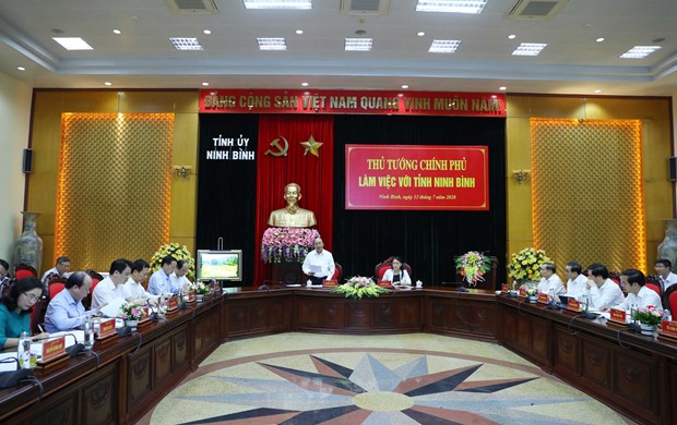 Prime Minister Nguyen Xuan Phuc (standing) at the working session with Ninh Binh authorities (Photo: VNA)