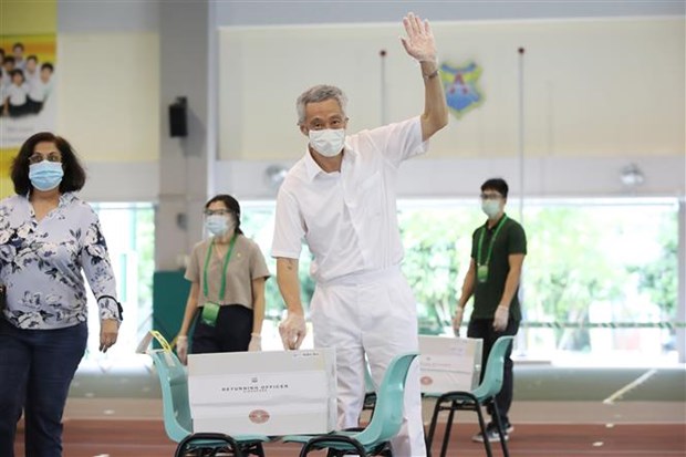 Singapore's Prime Minister Lee Hsien Loong (centre) casts his vote at a polling station in Singapore (Photo: VNA)