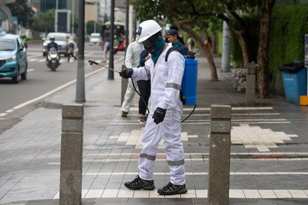 Spraying disinfectant at a public place in Jakarta, Indonesia, to prevent the spread of COVID-19 (Photo: VNA)