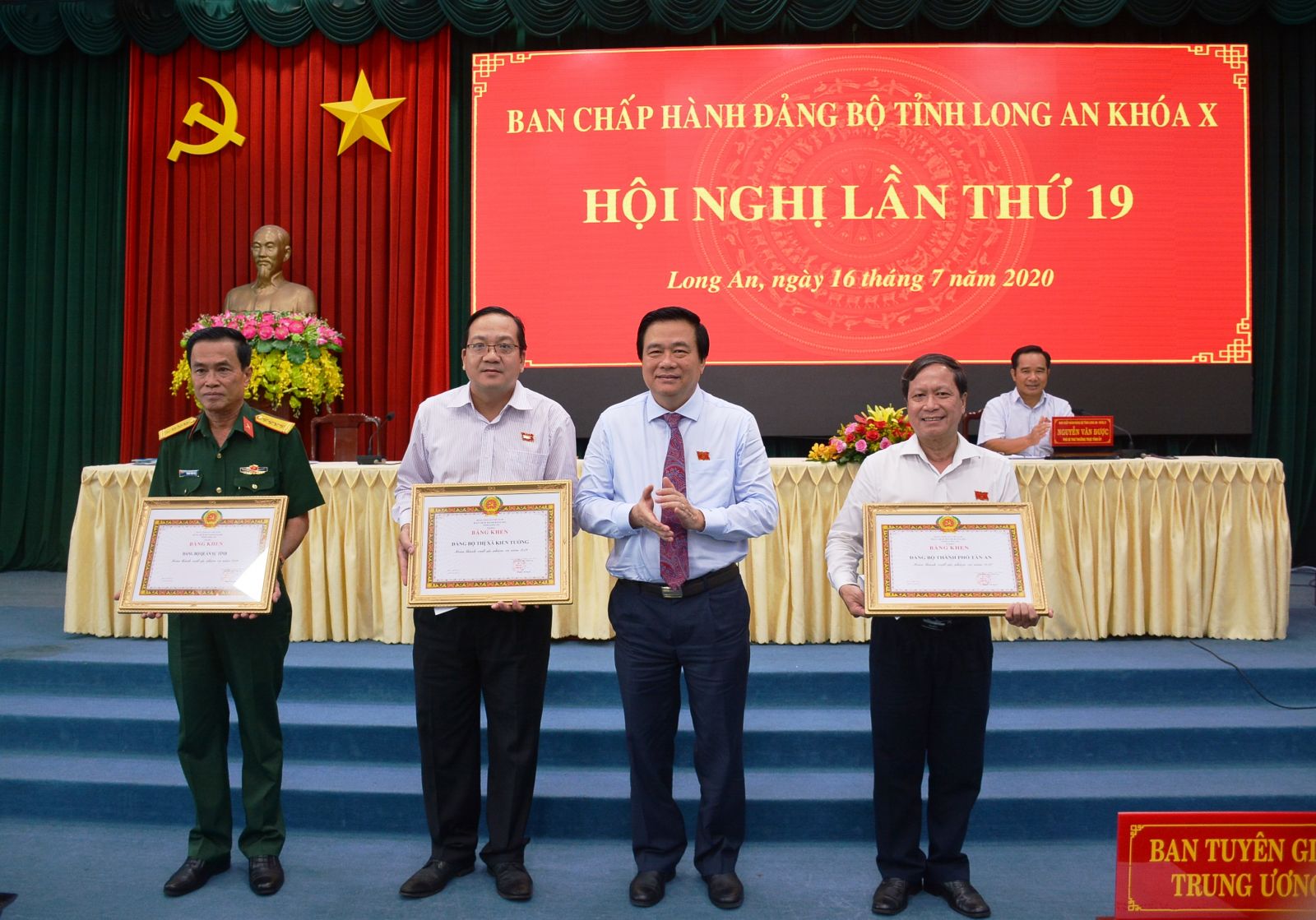 Secretary of Long An Party Committee, Chairman of Long An Provincial People's Council - Pham Van Ranh awards certificates of merit to 3 Party Committees for excellently completing the tasks in 2019.