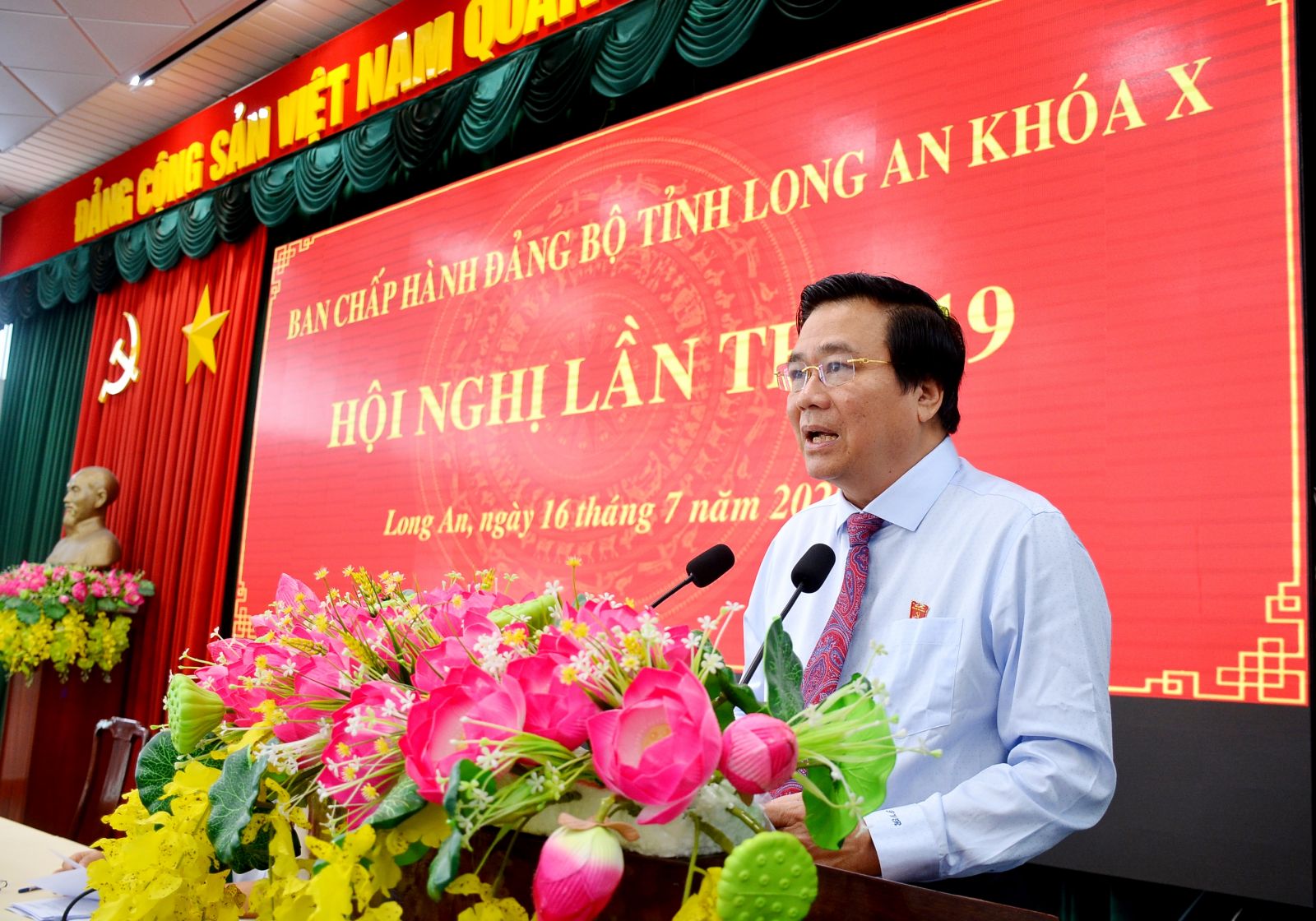 The Secretary of the Provincial Party Committee and Chairman of Long An Provincial People's Council - Pham Van Ranh delivers the opening speech at the conference