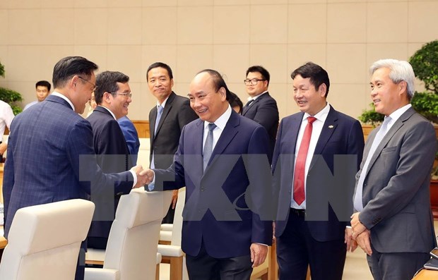 Prime Minister Nguyen Xuan Phuc on July 16 holds a meeting with outstanding business leaders who are members of the Private Sector Development Research Board (Board IV) of the government’s Advisory Council for Administrative Procedure Reform and Young Presidents’ Organisation (YPO). (Photo: VNA)