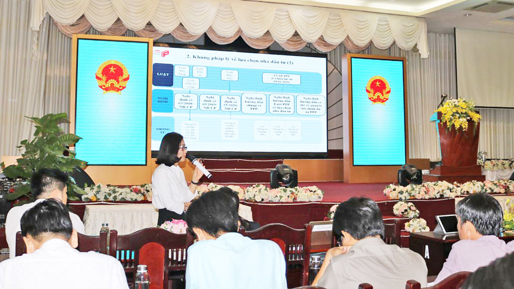 Deputy Chief of Public Private Partnership (PPP) under the Ministry of Planning and Investment - Nguyen Thi Thu Ha reports to the delegates some contents on the Government's Decree 25