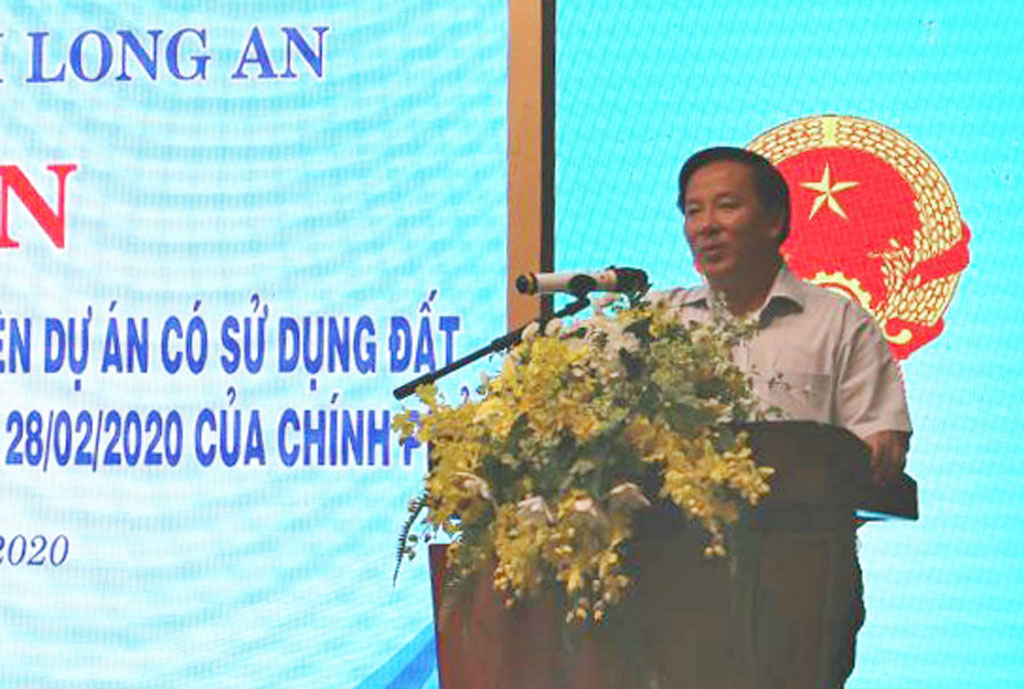 Vice Chairman of Long An People's Committee - Nguyen Van Ut speaks at the meeting