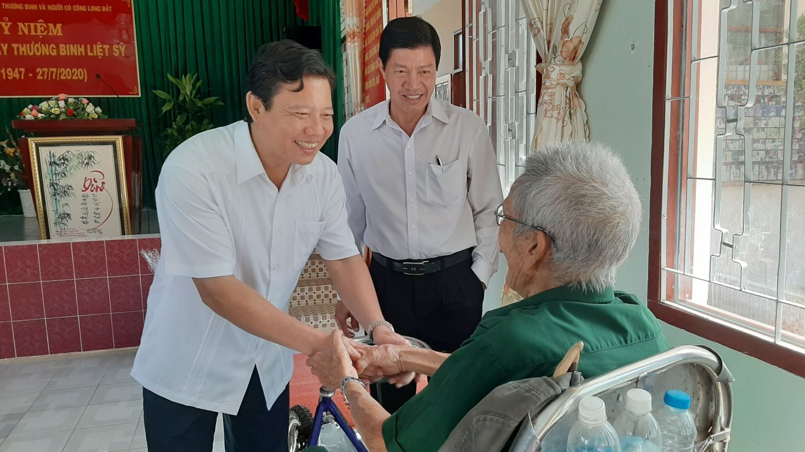 Vice Chairman of Long An People's Committee Pham Tan Hoa (L) visits and presents gifts to seriously wounded soldiers in Long Dat