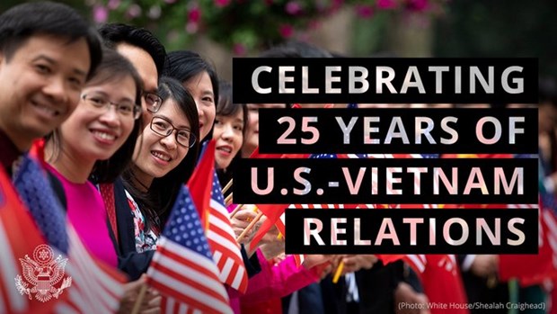 People hold the national flags of Vietnam and the US (Source: Twitter of US Department of State)