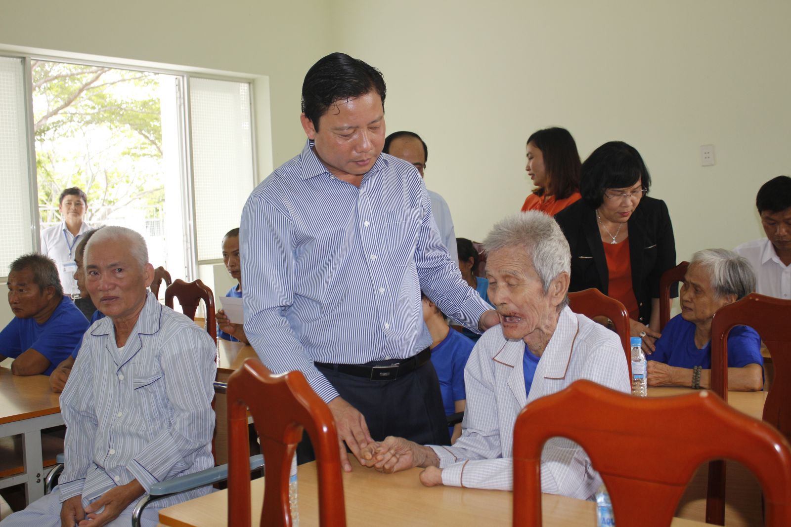 Vice Chairman of Long An People's Committee - Pham Tan Hoa visits war invalids staying at the Provincial Social Work Center