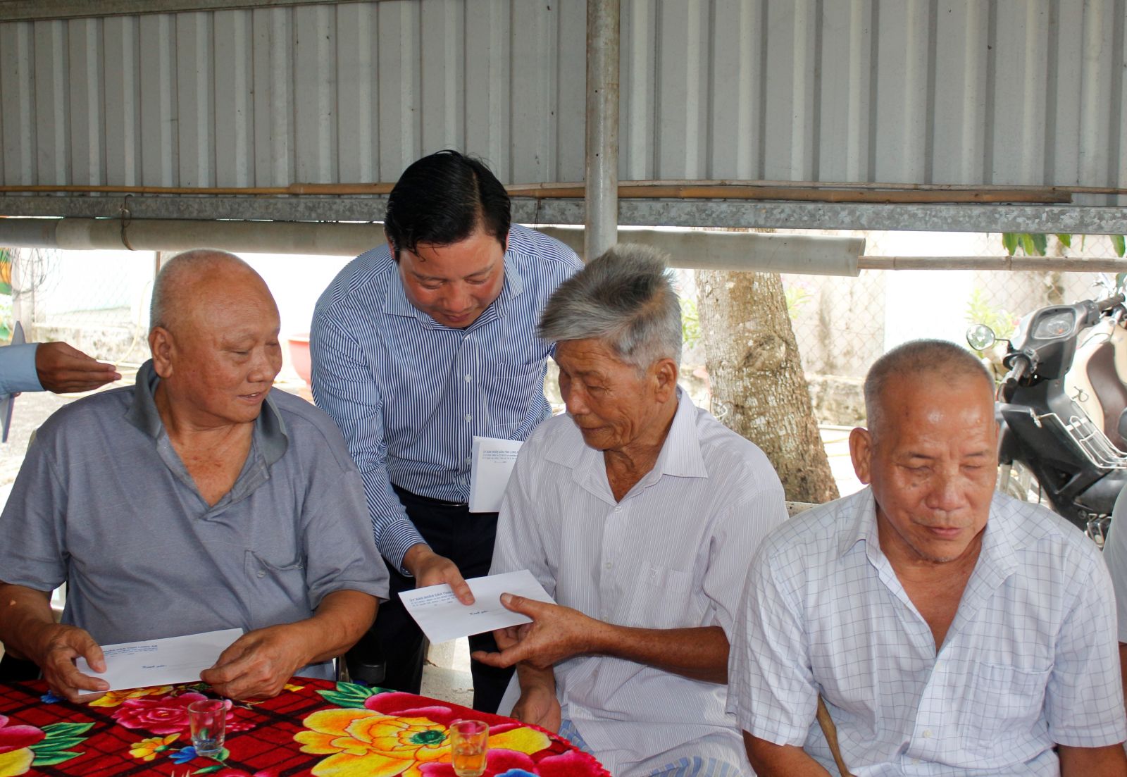 Vice Chairman of Long An People's Committee - Pham Tan Hoa presents gifts to war invalids at War invalids Village No. 1, Nhi Thanh Commune, Thu Thua District