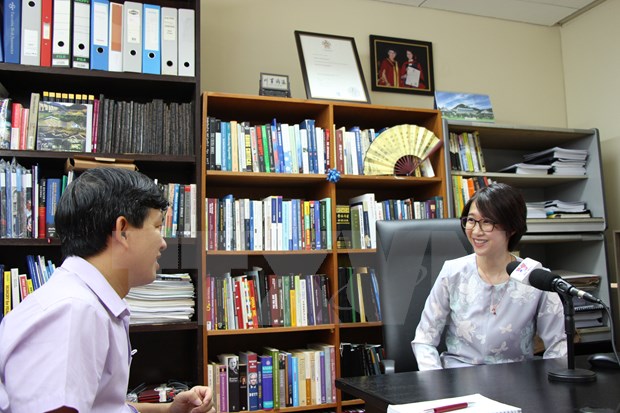 Dr Hoo Chiew Ping, Senior Lecturer in Strategic Studies and International Relations under the National University of Malaysia (R) during the interview (Photo: VNA)