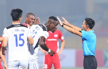 Trọng tài V-League sai sót: VFF, Ban trọng tài nói không có bán độ